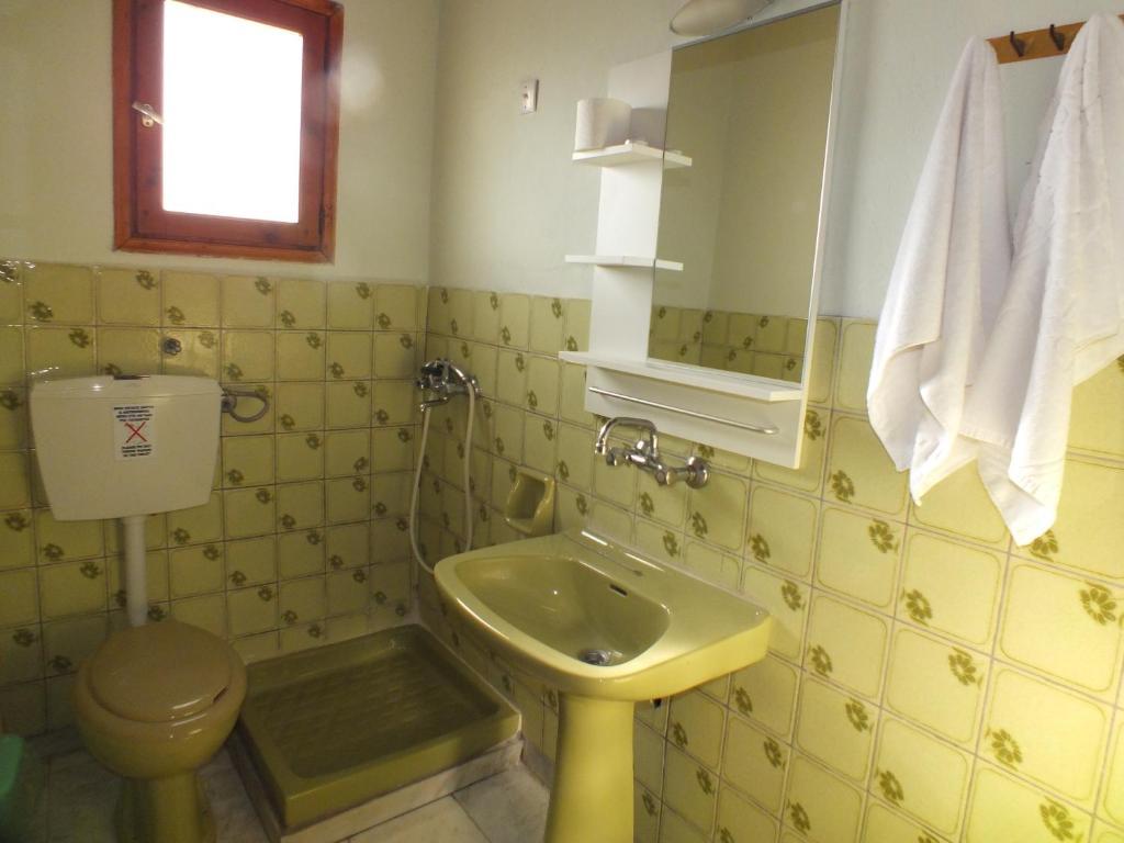 Athina Hotel Koinyra Exterior photo